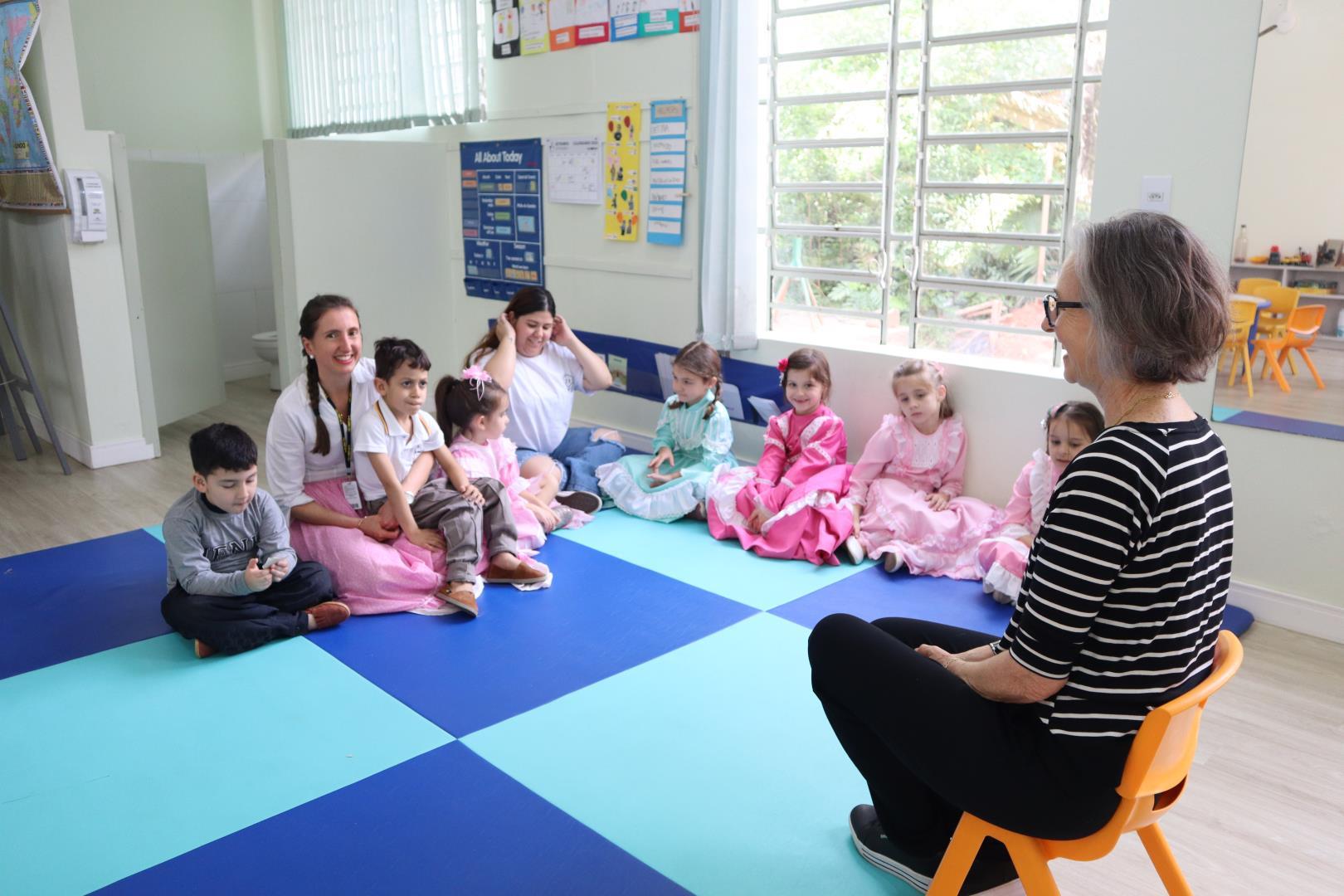 Crianças do Nível 5C da Unidade Oswaldo Cruz exploram desenhos com tintas em telas  Crianças do Nível 5C da Unidade Oswaldo Cruz exploram desenhos com tintas em telas