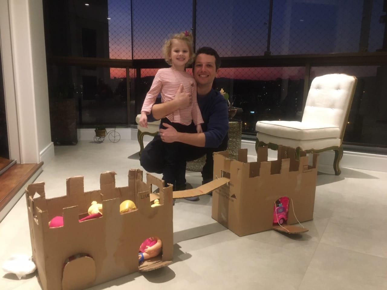 Crianças dos Níveis 4 e suas famílias realizam construções com caixas de papelão  Crianças dos Níveis 4 e suas famílias realizam construções com caixas de papelão