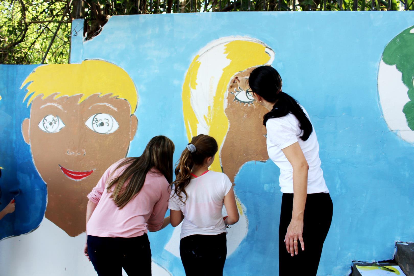 Dia D: comunidade escolar trabalha na revitalização da escadaria da rua Gomes Portinho