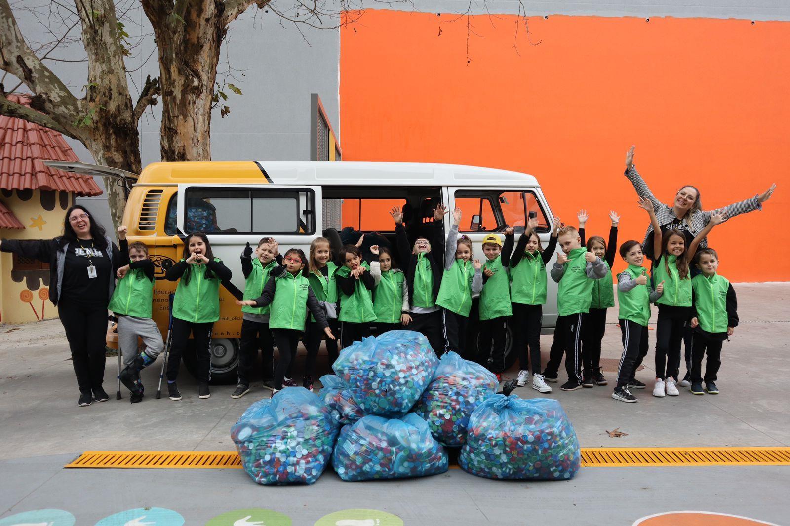 Eco Friends da Unidade Oswaldo Cruz entregam 133 quilos de tampinhas para a AMO Criança