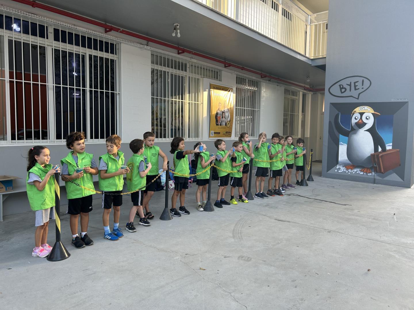 Eco Friends da Unidade Oswaldo Cruz realizam ação de conscientização na rotatória da escola