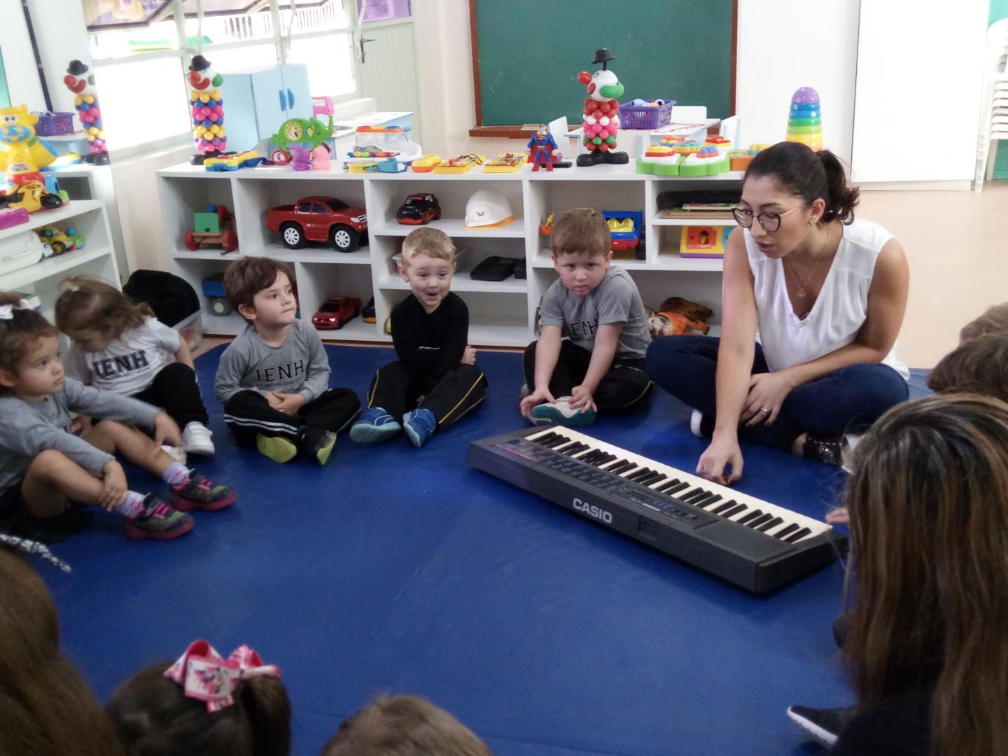Educação Infantil recebe visita de mãe de aluno para uma aula sobre música