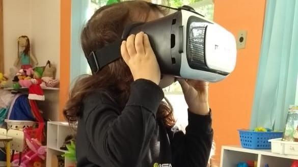 Educação Infantil utiliza óculos de realidade virtual para observação de floresta