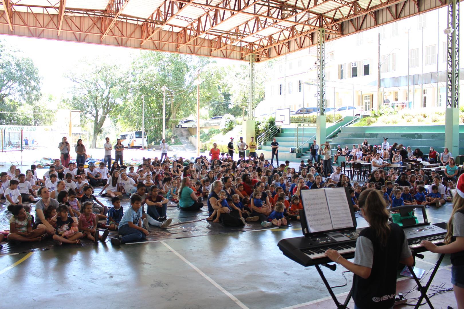 Encantamento e voluntariado marcam a tarde do Natal Solidário da IENH