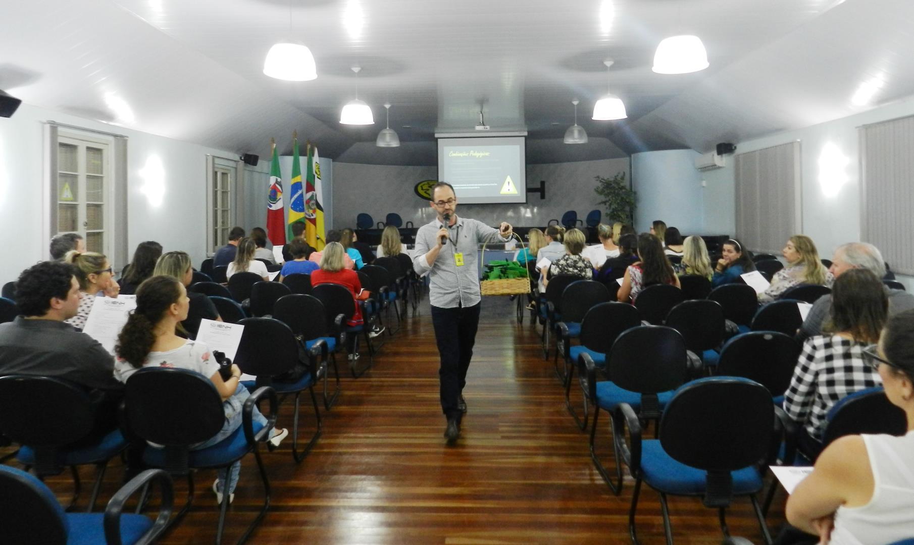 Encontro de capacitação para famílias na Fundação Evangélica