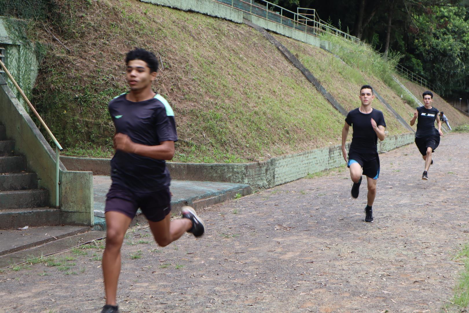 Equipe de Atletismo da IENH se prepara para competições de 2024