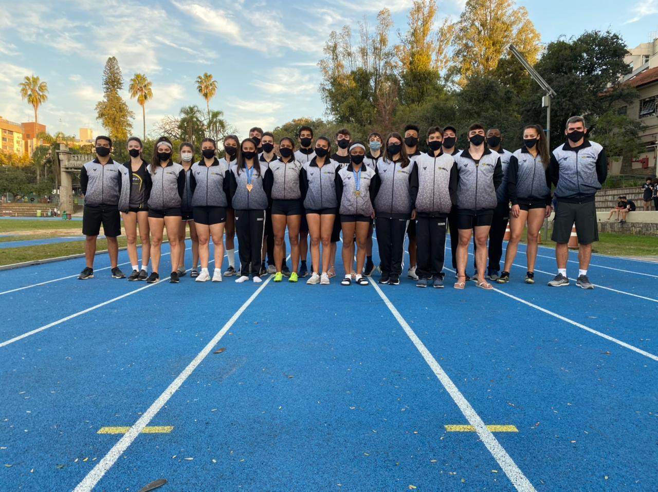 Equipe feminina de atletismo da IENH é campeã Estadual sub-18