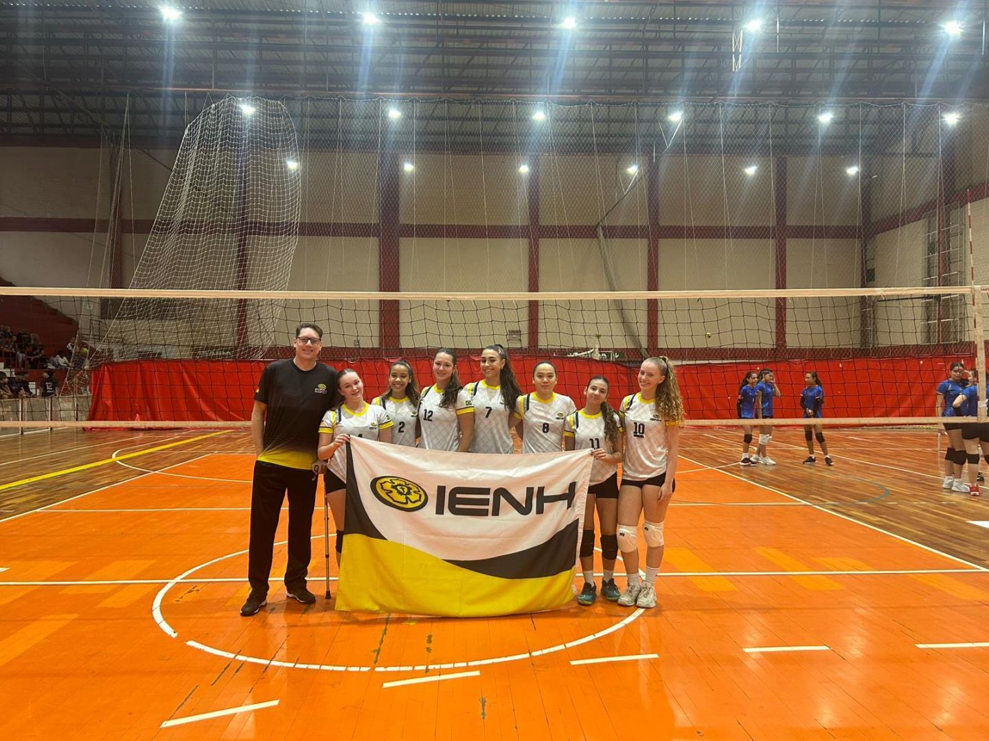 Equipe infantil de voleibol da IENH encerra a temporada com mais um pódio