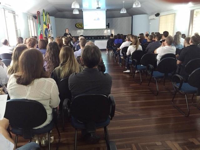 Equipe Pedagógica reúne-se com pais dos alunos das 3ªs séries do Ensino Médio