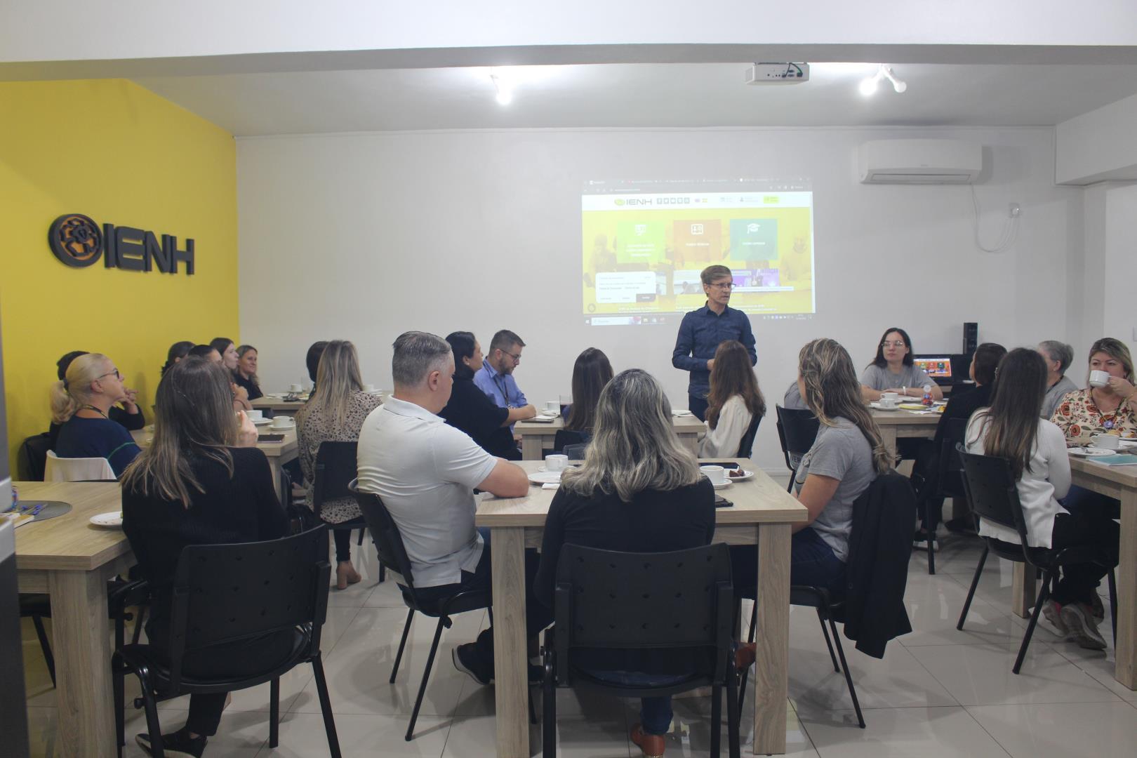 Equipes de atendimento da IENH participam de encontro