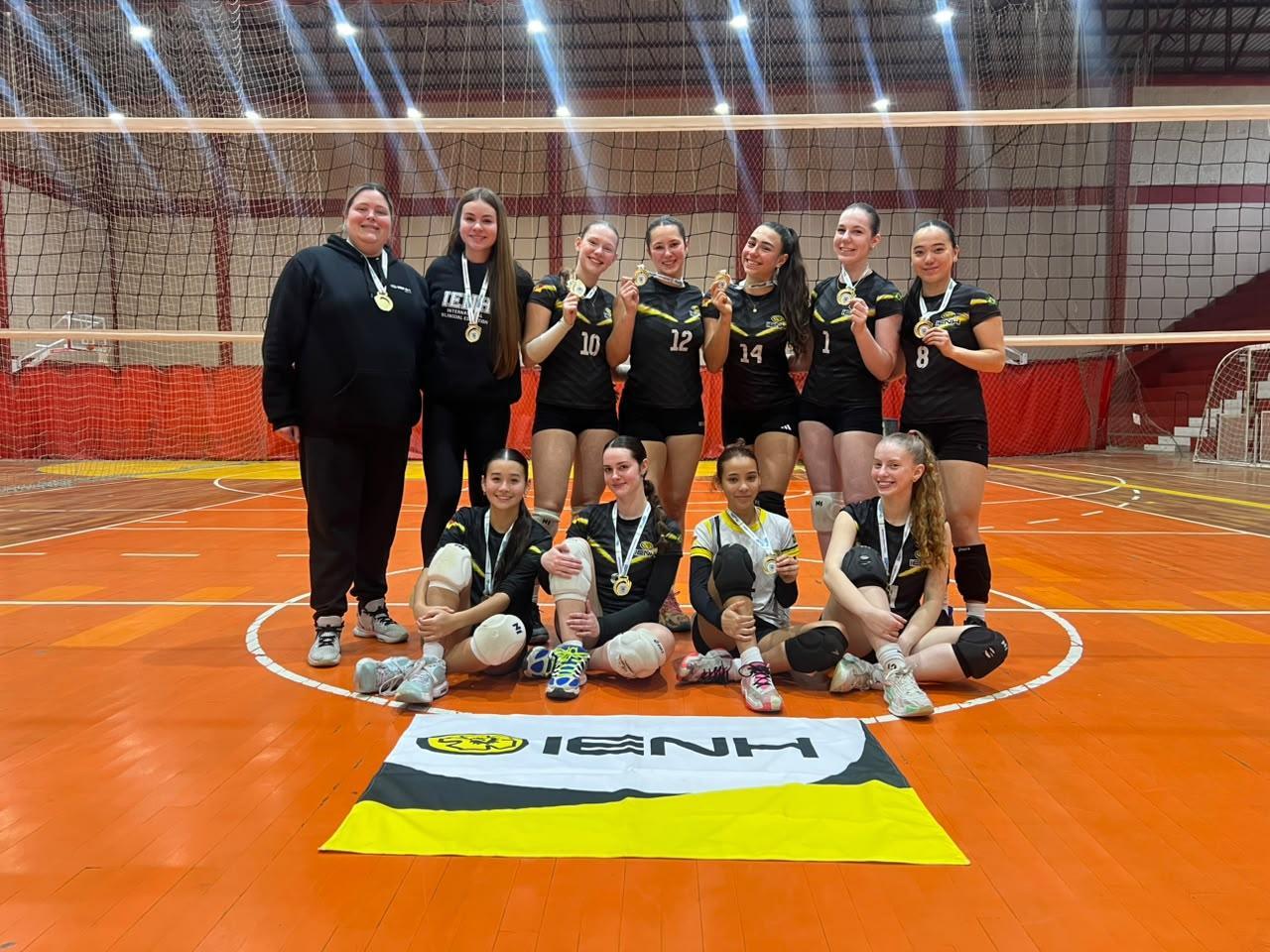 Equipes de voleibol feminino da IENH se destacam na Olimpíada Escolar