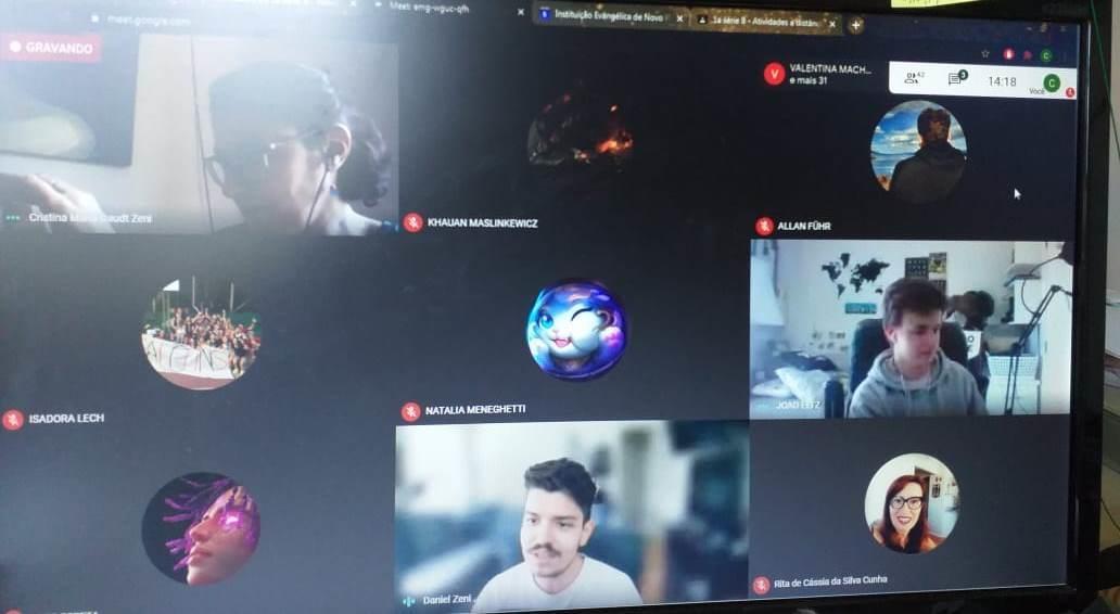 Estudantes bilíngues participam de bate-papo com artista americano   Estudantes bilíngues participam de bate-papo com artista americano