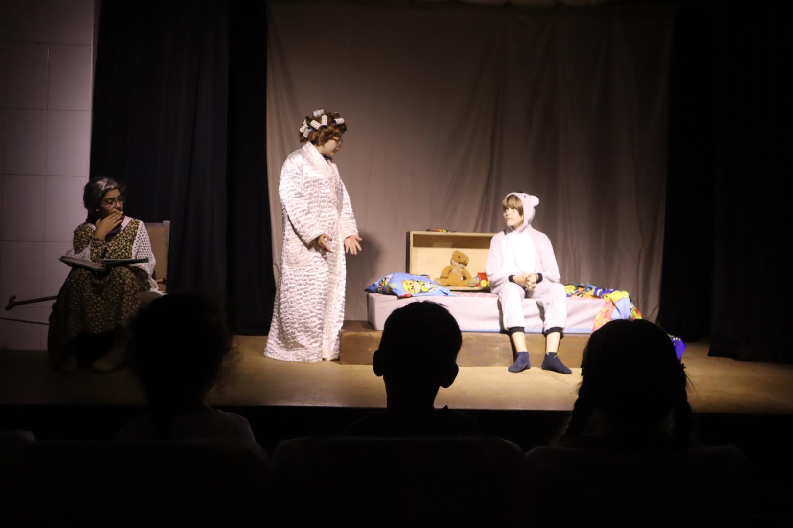 Estudantes da IENH apresentam peça teatral para alunos da EMEI Peixinho Dourado