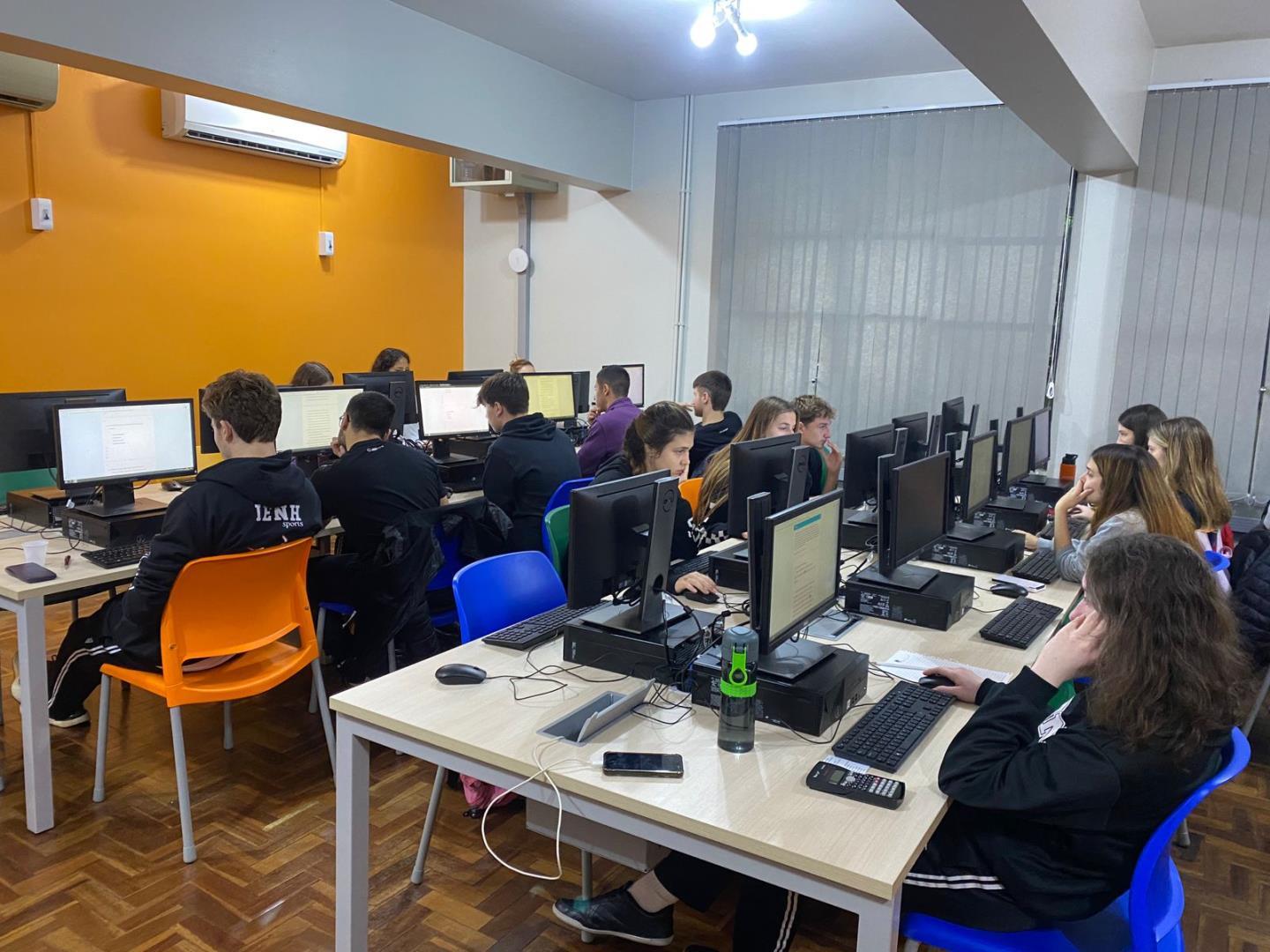 Estudantes da IENH participam de simulado do exame SAT