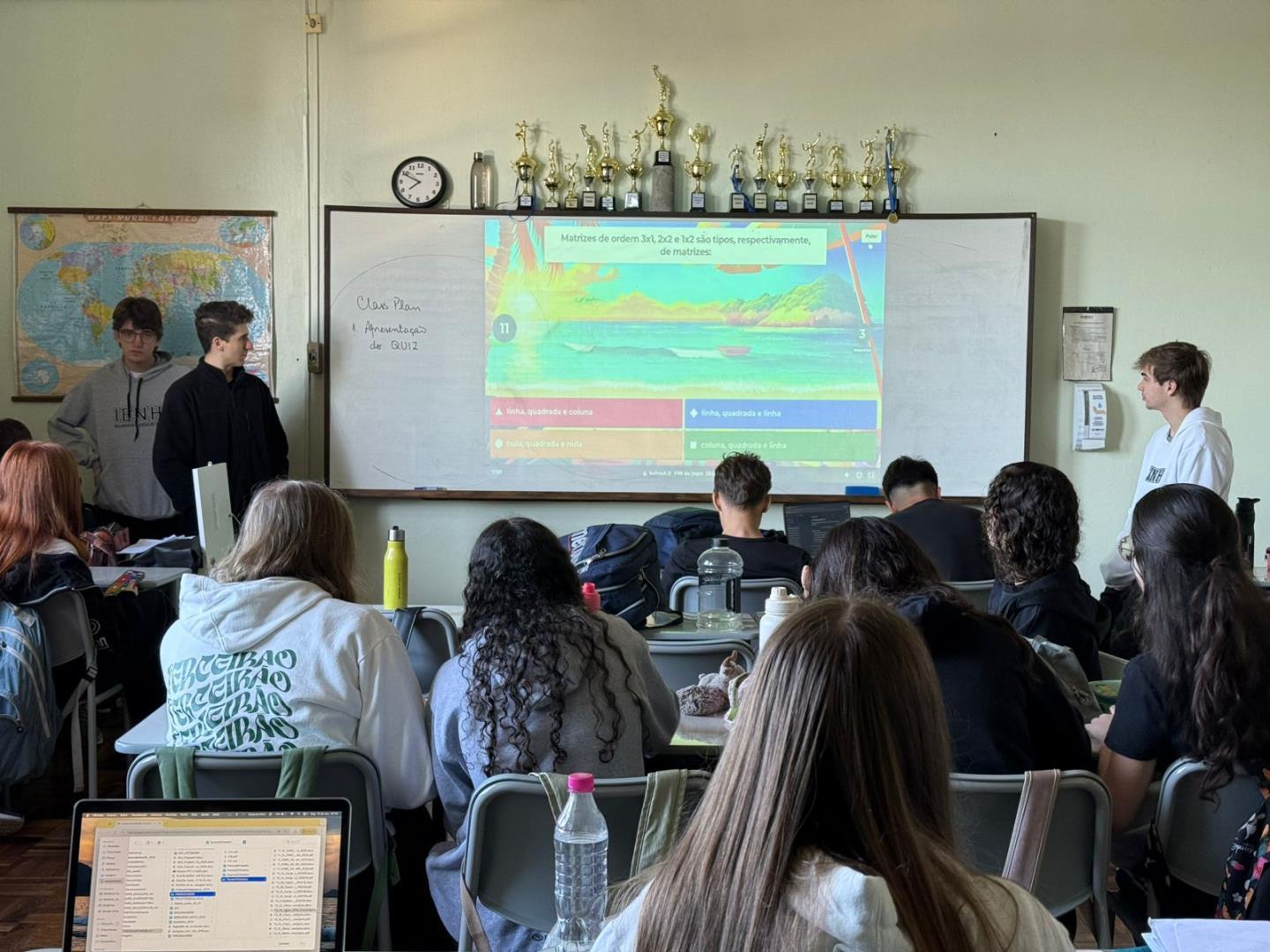 Estudantes do 3rd grade da Unidade Fundação Evangélica se preparam para o ENEM
