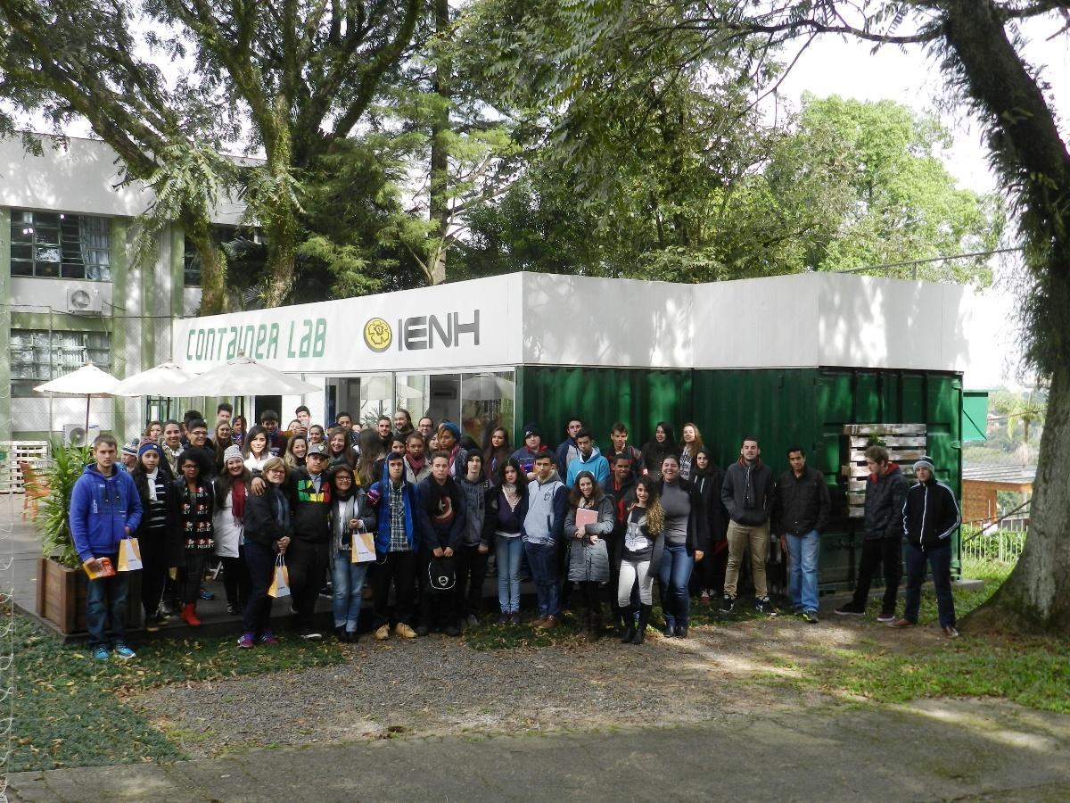 Estudantes do Colégio Vila Becker visitam o Container Lab