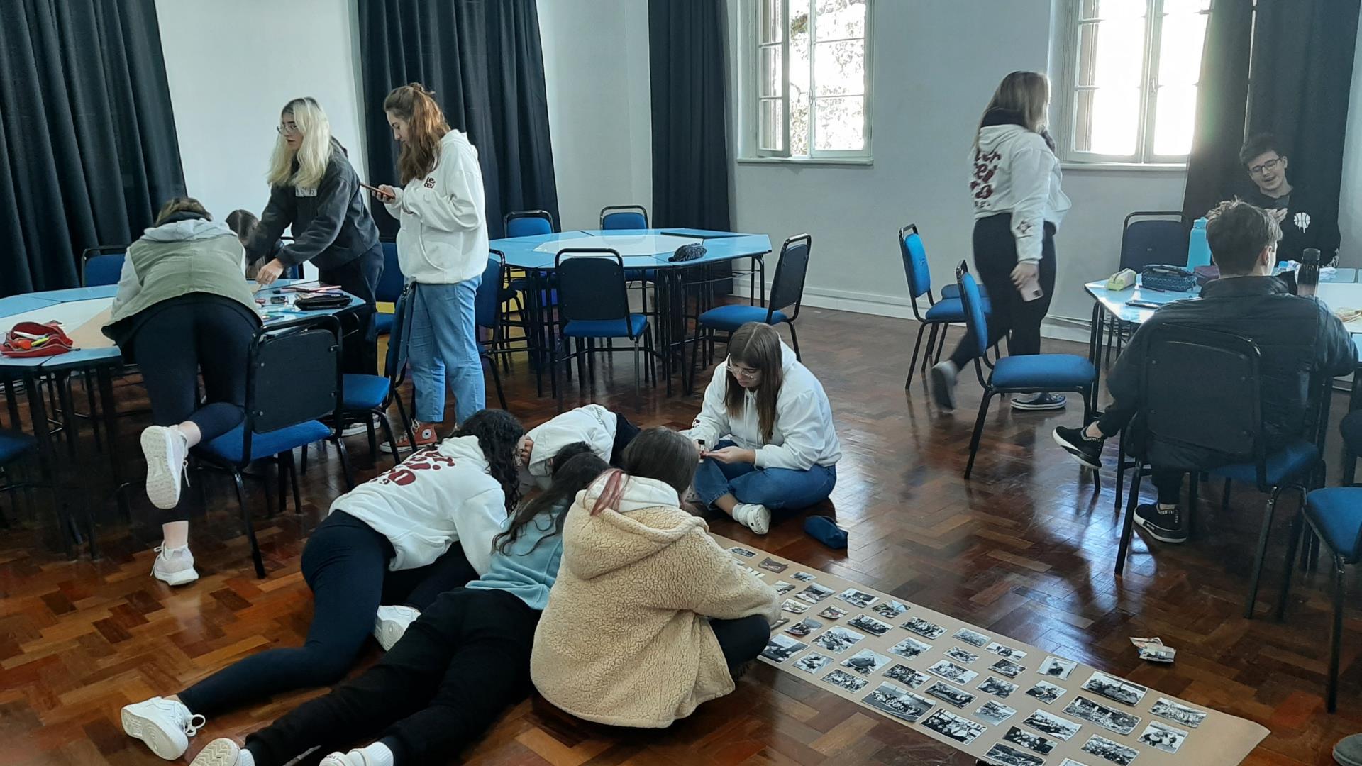 Estudantes do terceirão participam de proposta de linha do tempo com a Pastoral Escolar