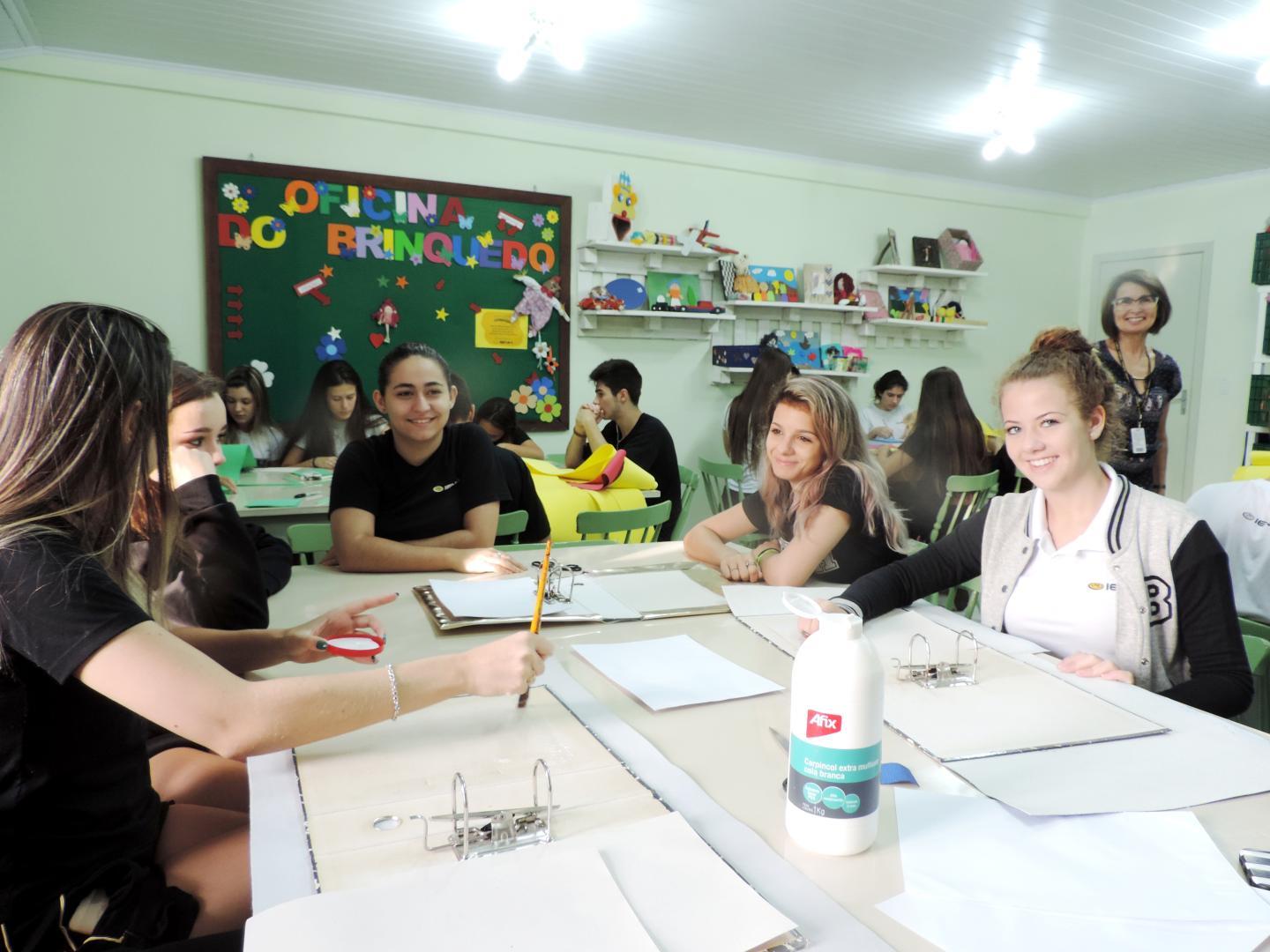 Estudantes iniciam as atividades na Oficina do Brinquedo