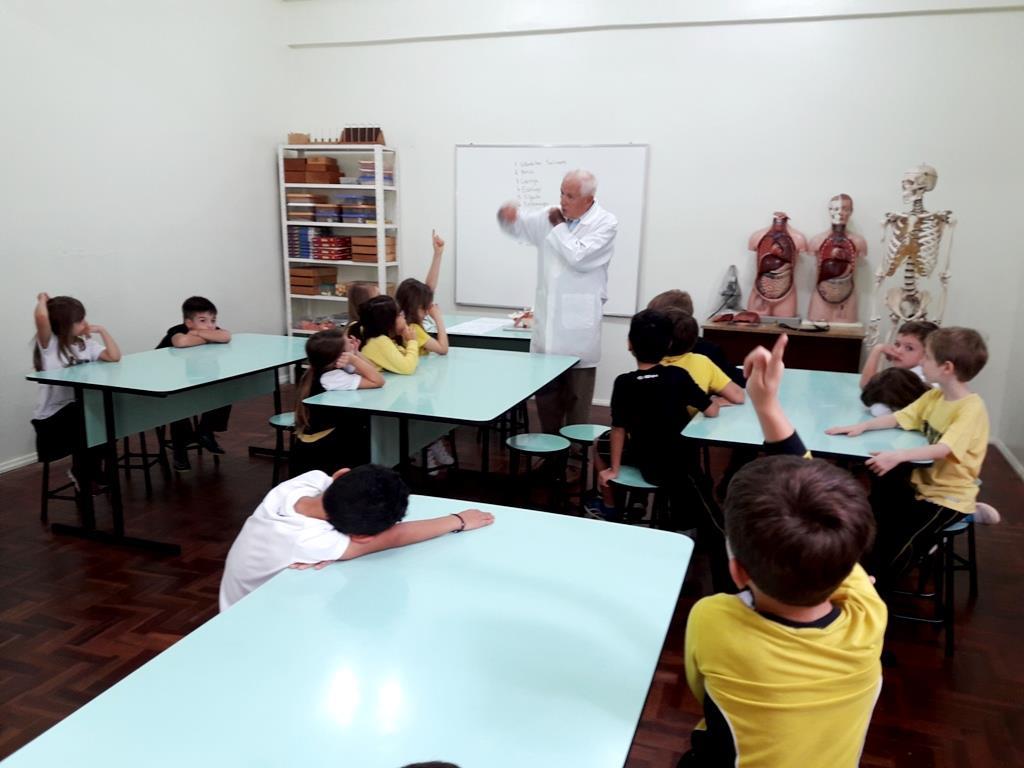 Estudantes participam de bate-papo com médico para aprender sobre o corpo humano