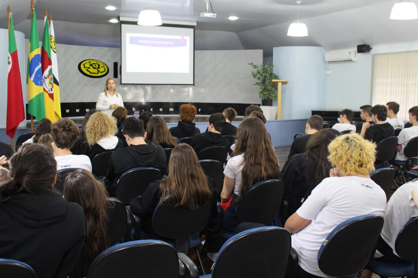 Estudantes participam de palestra sobre previdência privada