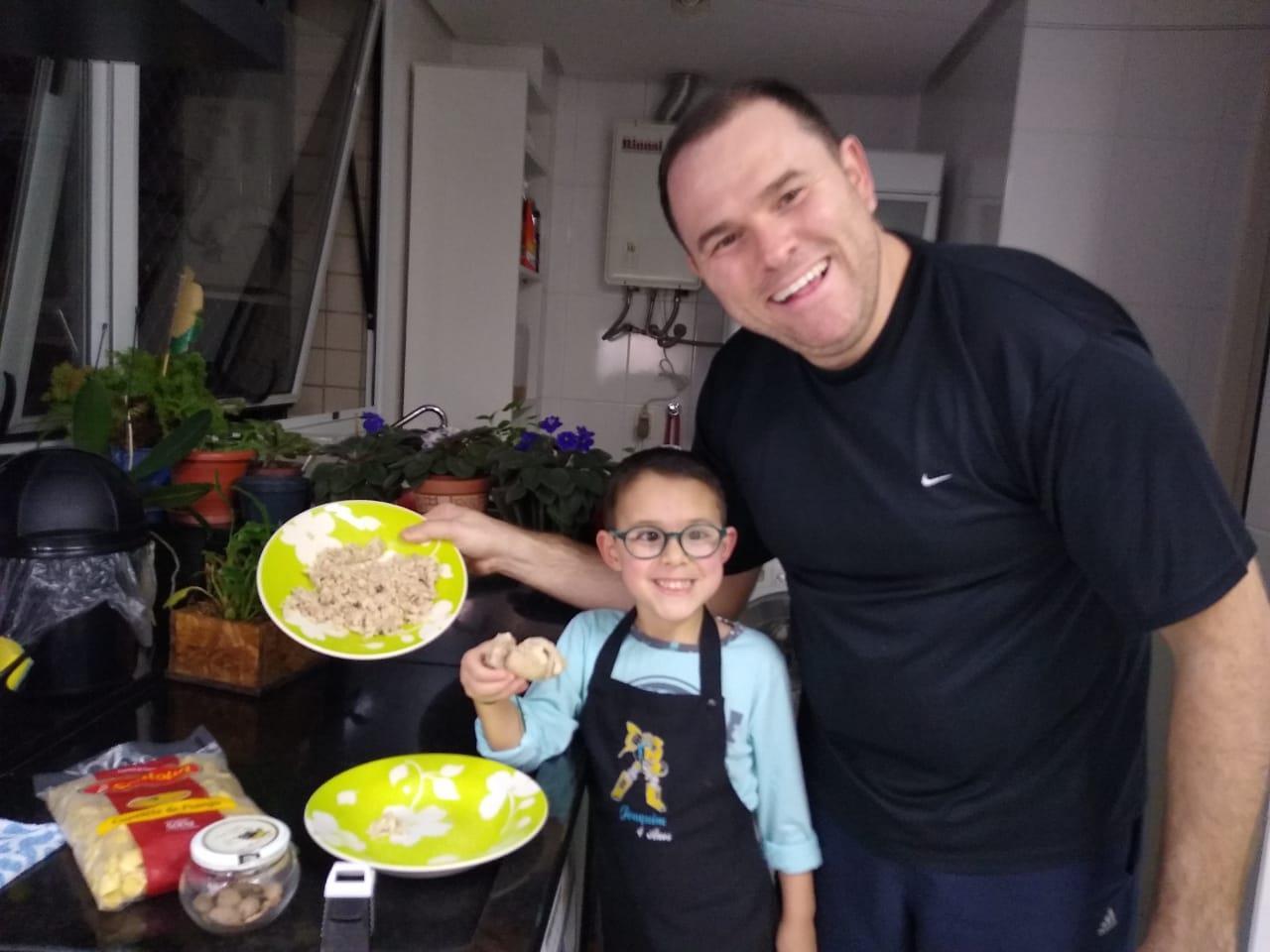 Estudantes preparam receitas em família e produzem livro digital Estudantes preparam receitas em família e produzem livro digital