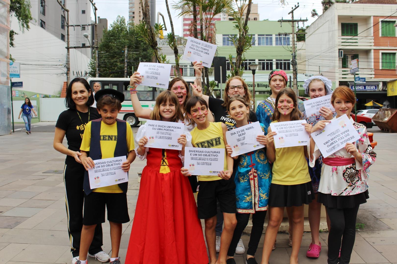 Estudantes realizam intervenção literária no Calçadão Osvaldo Cruz