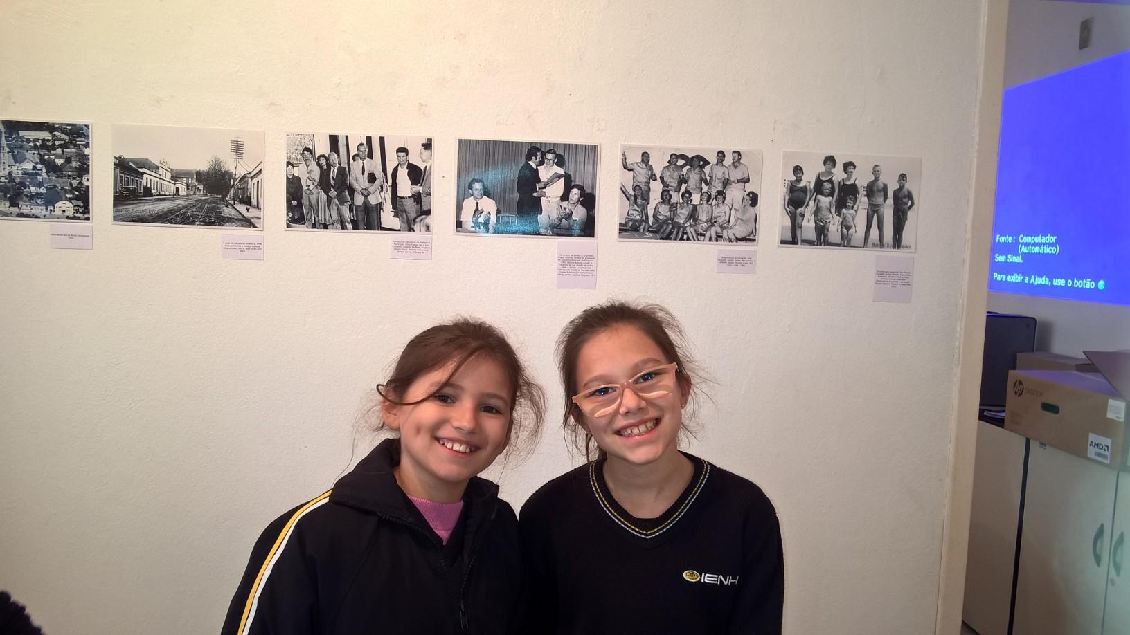 Estudantes visitam exposição fotográfica sobre a história de Novo Hamburgo