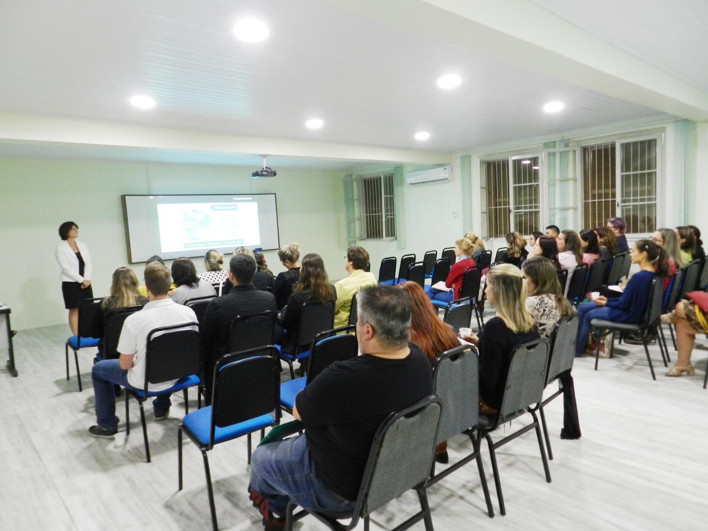 Evento gratuito sobre bilinguismo é promovido na IENH