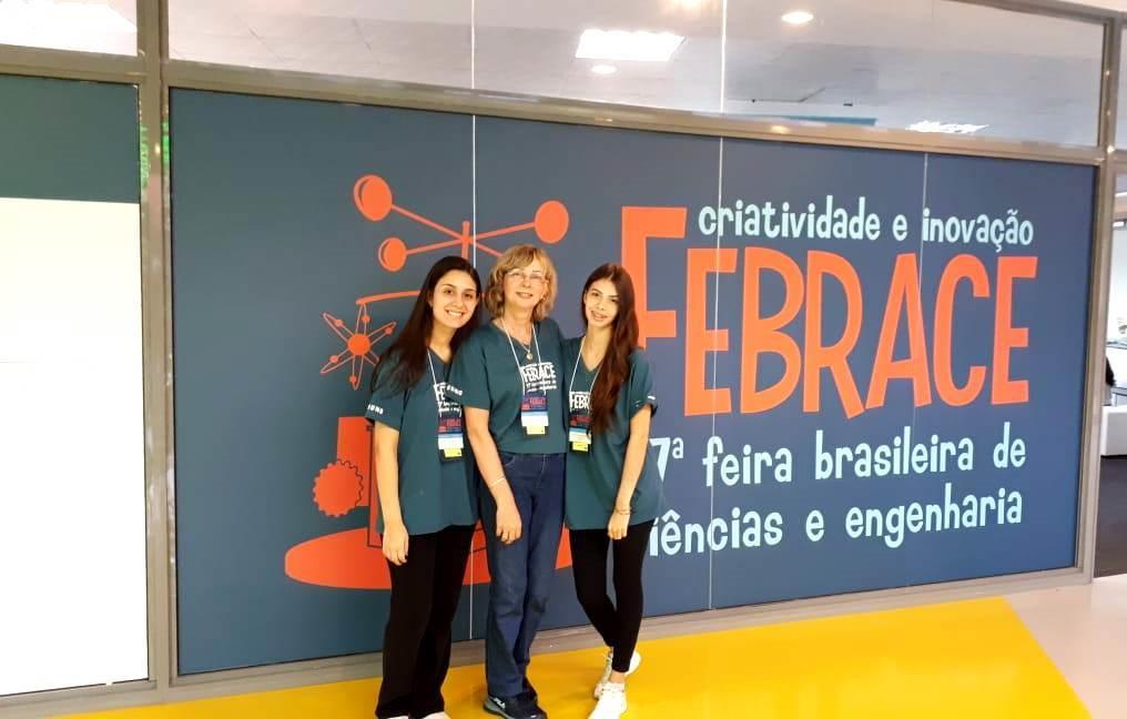 Experiência e inspiração: alunas da IENH apresentam projeto de pesquisa na FEBRACE