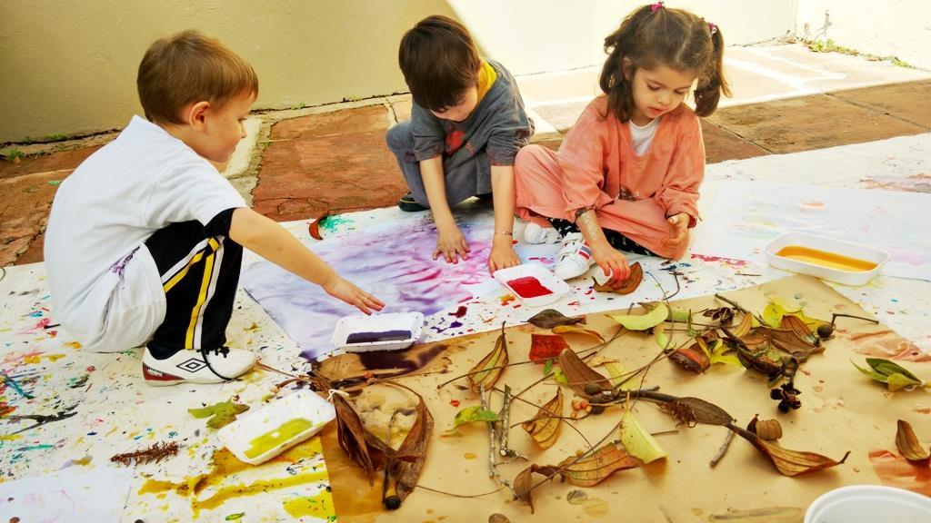 Exploração de elementos naturais possibilita atividades artísticas no Espaço Brincar e Criar