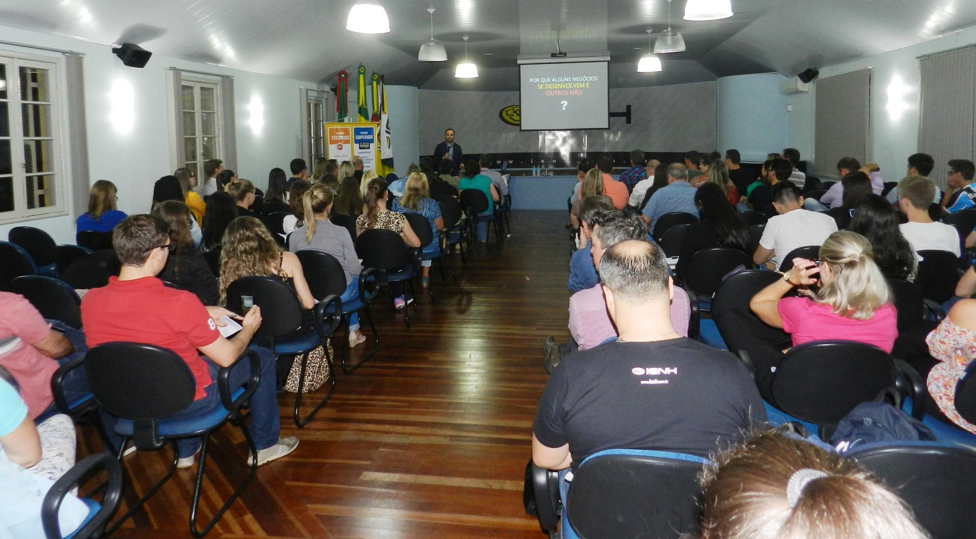 Faculdade IENH realiza primeira palestra gratuita do Conexão Negócios - edição 2016