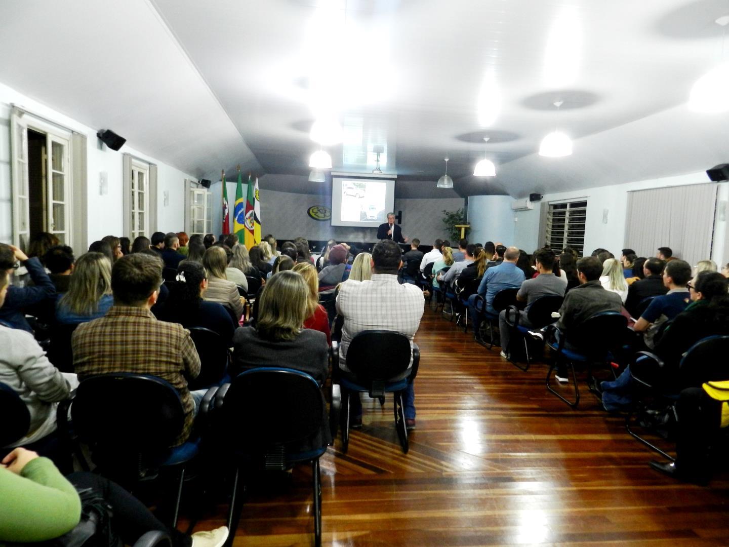 Faculdade IENH recebe Martin Portner para palestra pelo Dia do Administrador