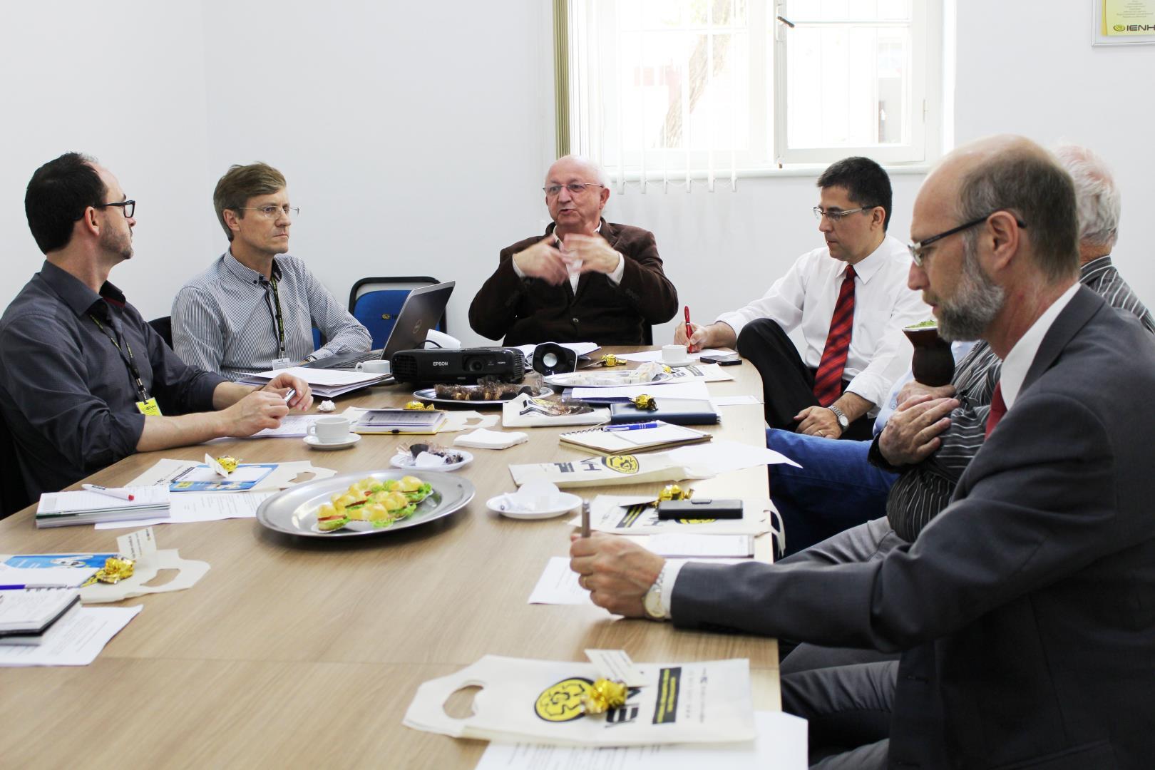 Faculdade IENH sedia reunião do FORCOM