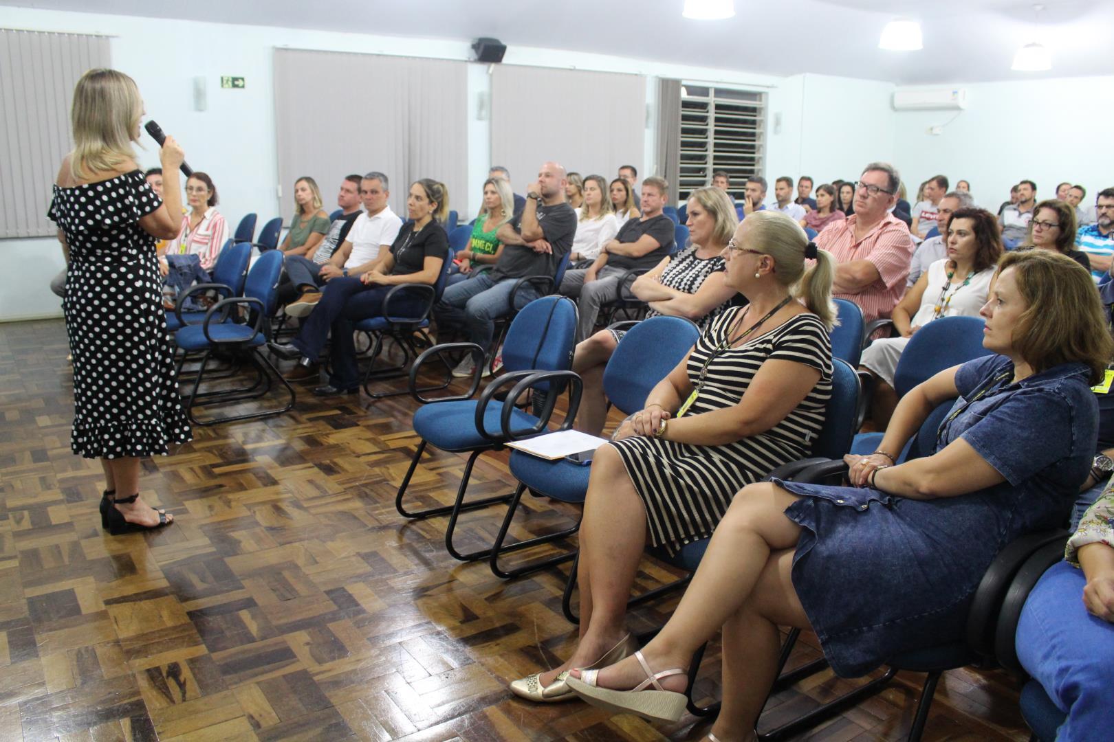 Famílias são recebidas em encontro de acolhimento com o Núcleo Pedagógico