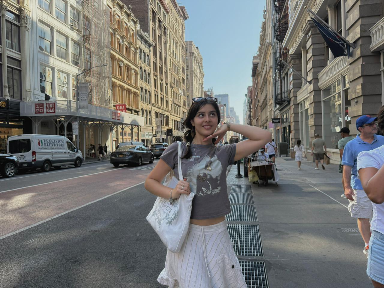 Formação bilíngue da IENH impulsiona trajetória internacional de ex-aluna