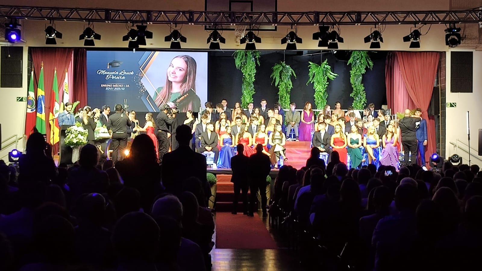 Formatura do Ensino Médio da IENH celebra trajetórias, conquistas e novos começos