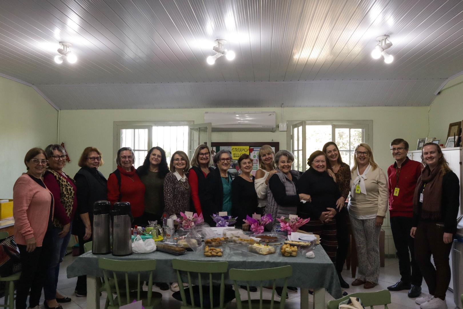 Grupo de Mulheres Voluntárias Ellos festeja as doações realizadas na IENH