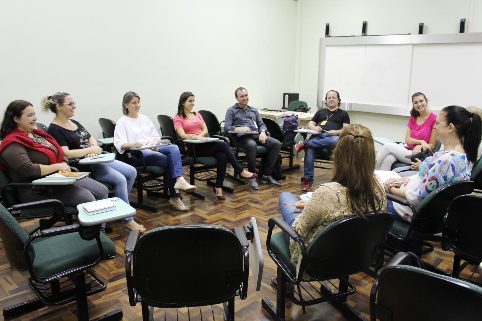 Grupo que discute ações sobre direitos humanos e educação reúne-se na Faculdade IENH