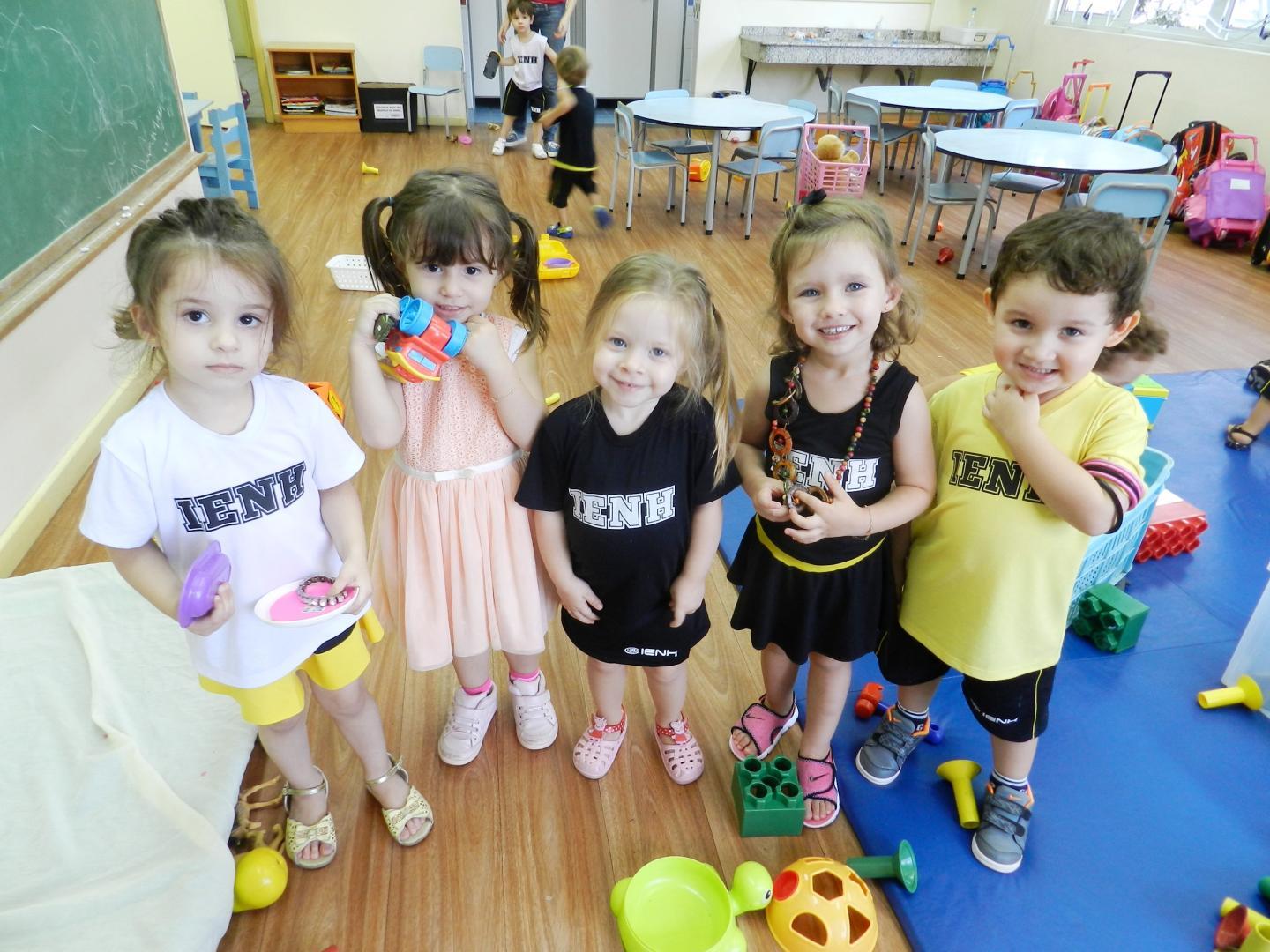 "Hora do brinquedo" estimula criatividade dos estudantes do Nível 2