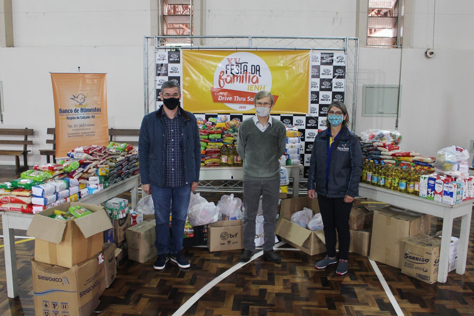 IENH arrecada mais de uma tonelada de alimentos no Drive Thru Solidário IENH arrecada mais de uma tonelada de alimentos no Drive Thru Solidário