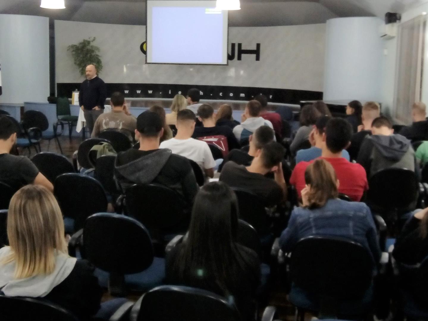 Internacionalização de Empresas é tema de palestra para os Cursos Técnicos da IENH