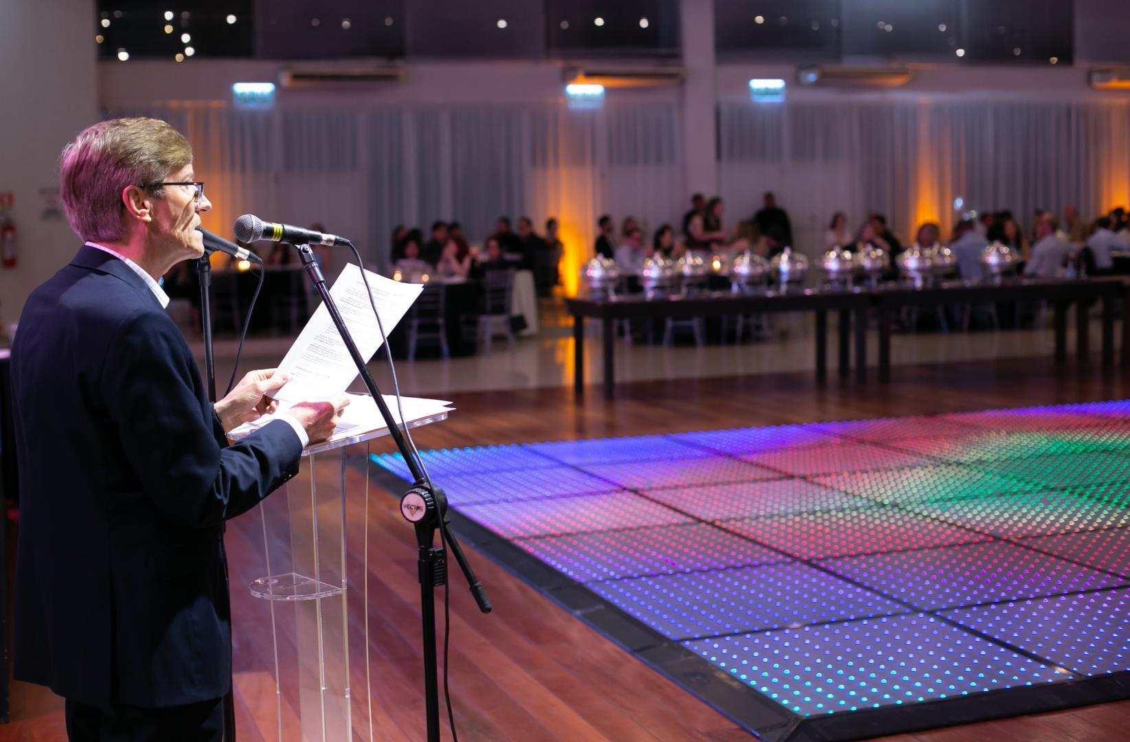 Jantar baile celebra o dia do professor e do funcionário escolar na IENH