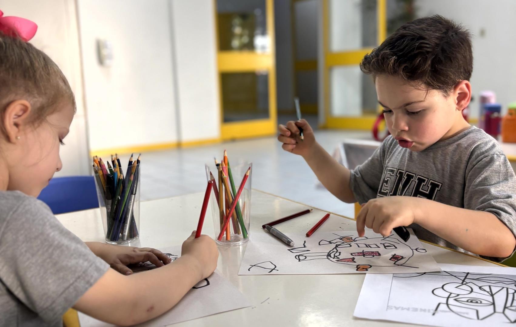 Kindergarten 4C da Unidade Pindorama explora a identidade por meio das formas geométricas