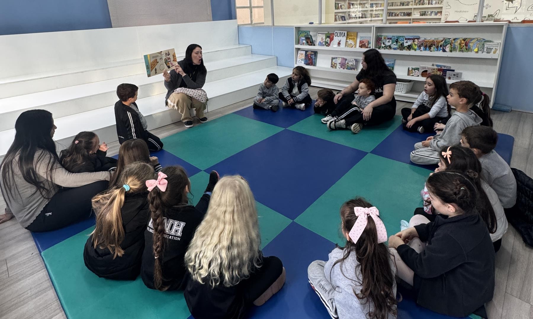 Kindergarten 5B da Unidade Pindorama explora letras e nomes em atividade lúdica 