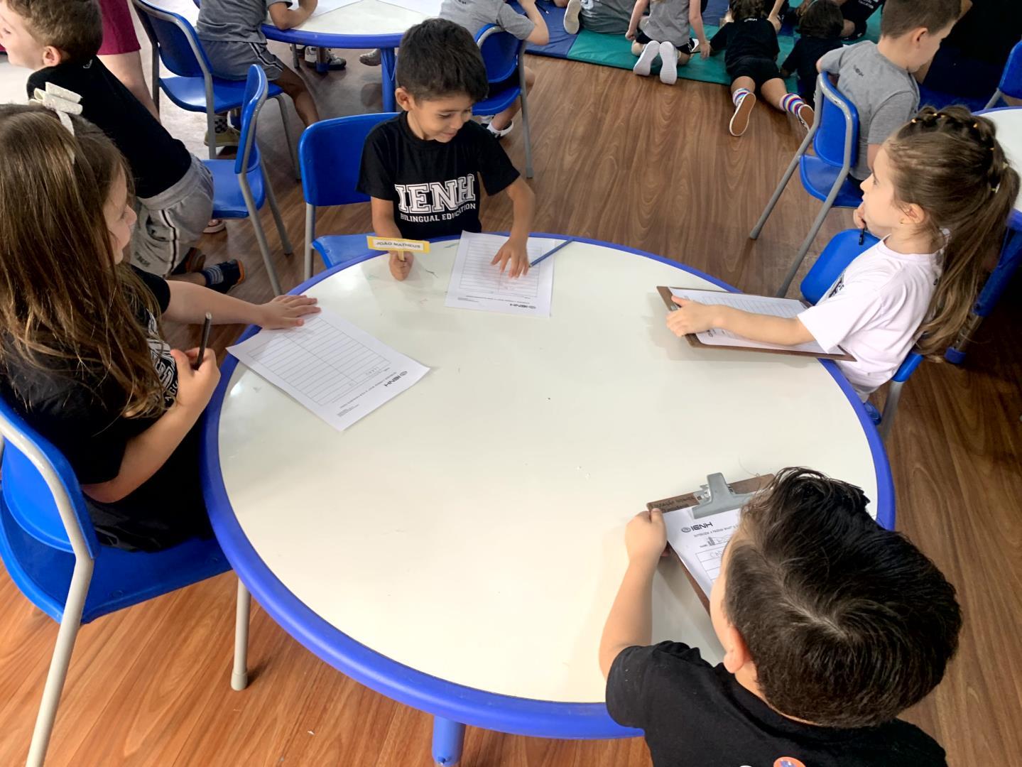 Kindergarten 5B da Unidade Pindorama investiga preferências alimentares em atividade bilíngue