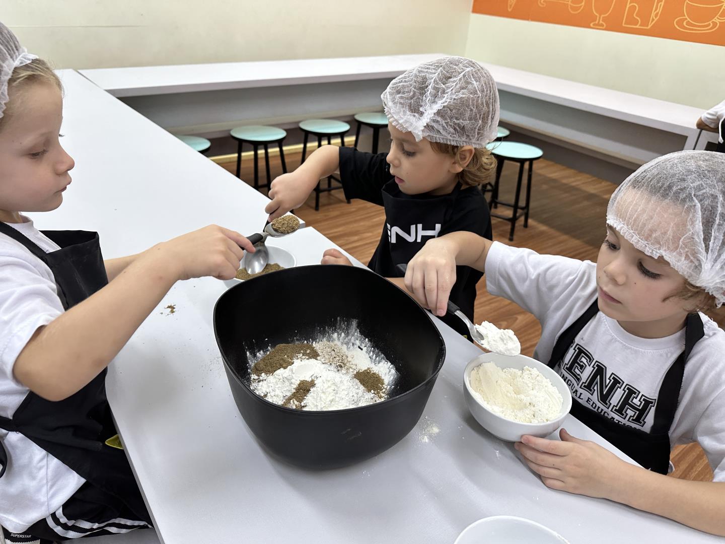 Literatura infantil motiva estudantes no preparo de cookies na Unidade Pindorama