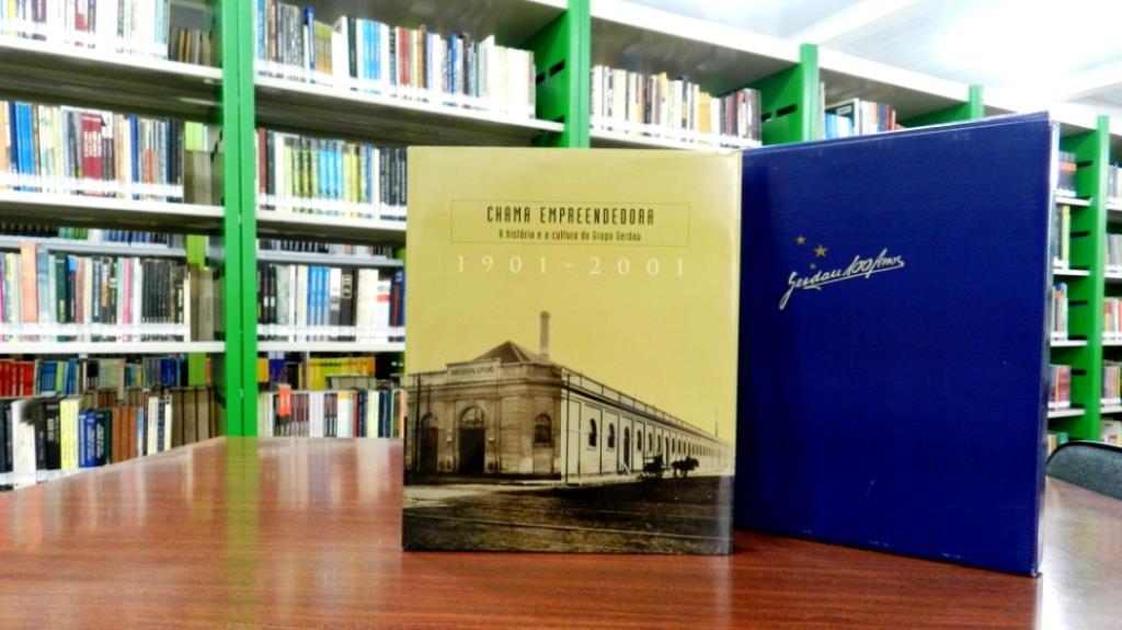 Livro sobre a história do Grupo Gerdau no acervo da Biblioteca da Faculdade IENH