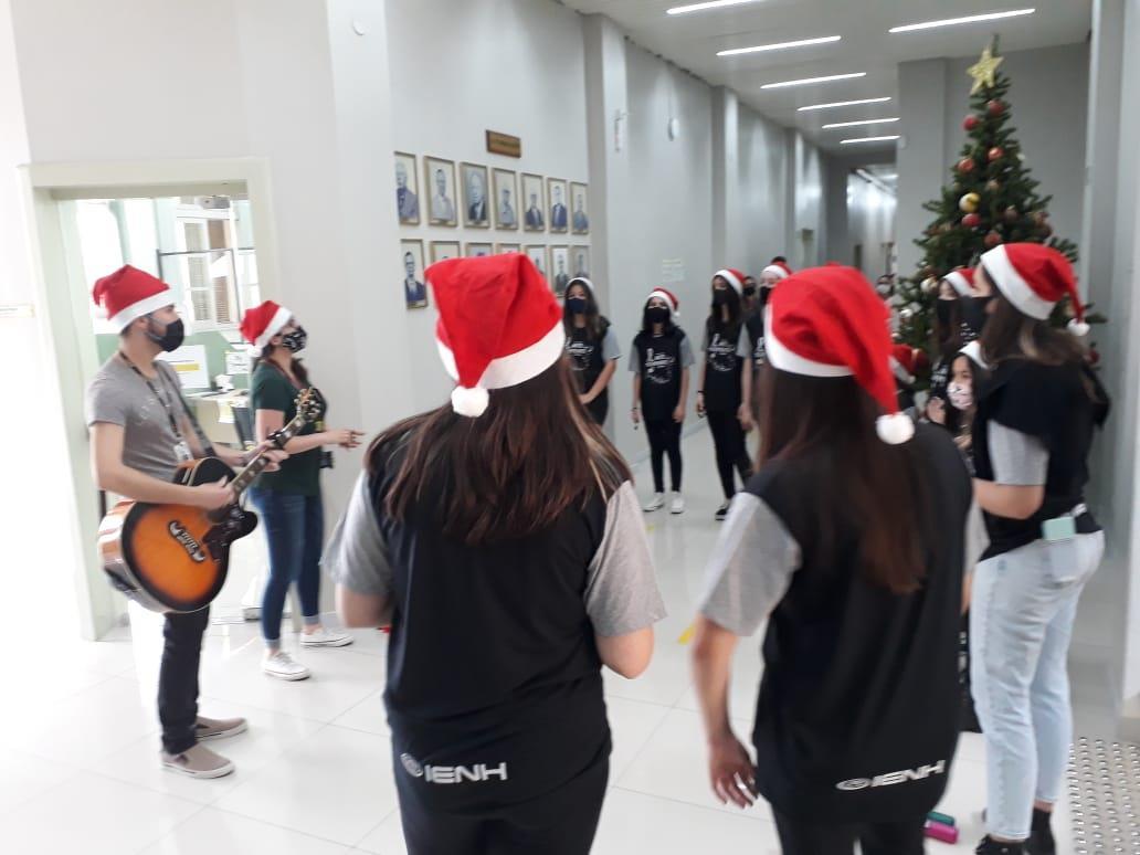 Meninas do Arte em Movimento fazem visita musical aos setores da Unidade Fundação Evangélica