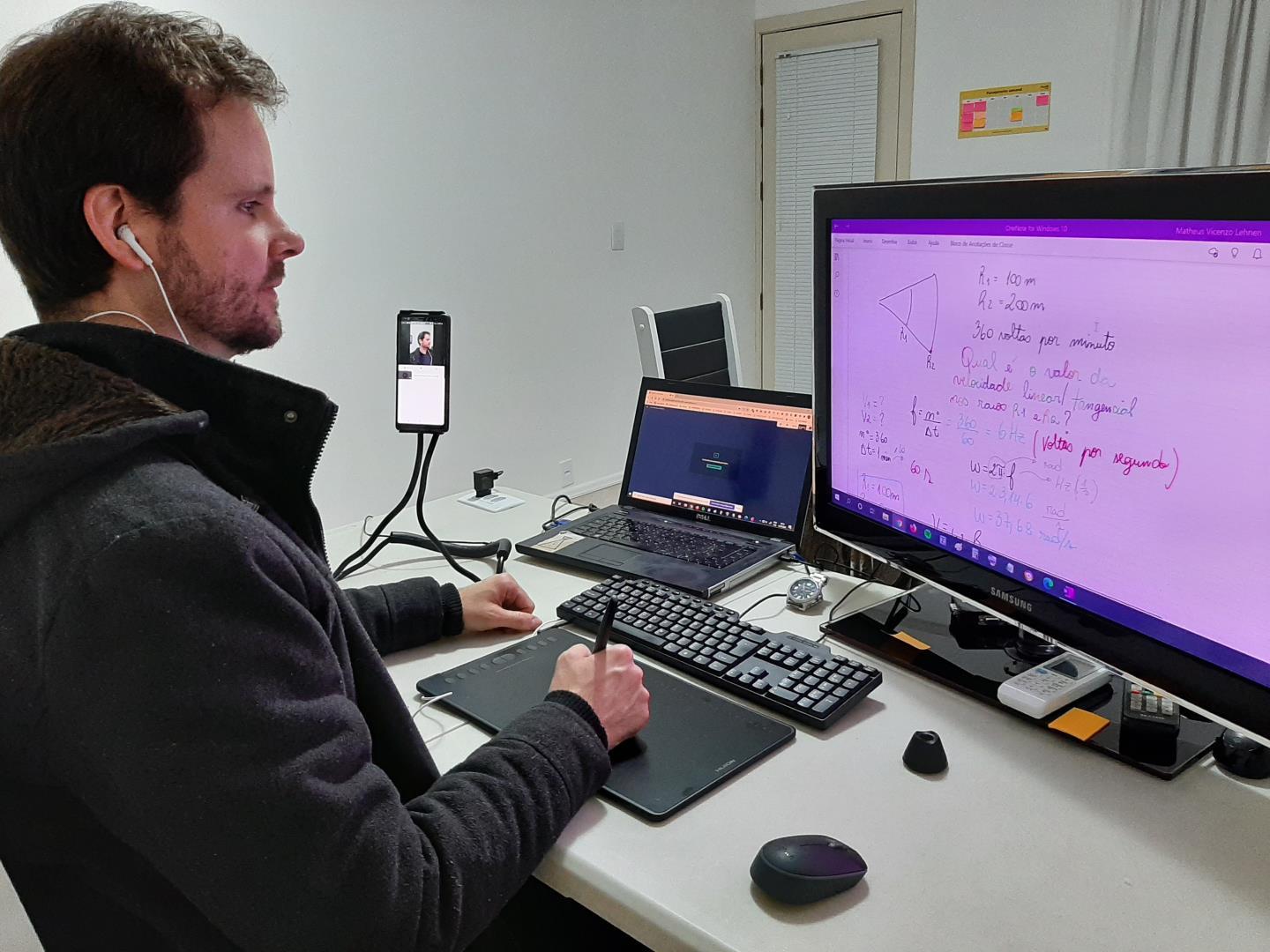 Mesa digitalizadora: tecnologia digital facilita as aulas on-line de física do Ensino Médio Mesa digitalizadora: tecnologia digital facilita as aulas on-line de física do Ensino Médio