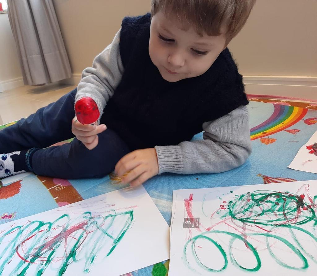 Níveis 2 aprendem sobre a água e as cores com pincel de tinta congelada Níveis 2 aprendem sobre a água e as cores com pincel de tinta congelada